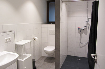 Wohnung Kastanienblick: Bad mit bodenebener Dusche und WC