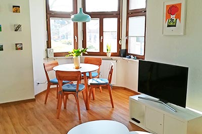 Wohnung Kastanienblick: Wohnbereich mit modernem TV