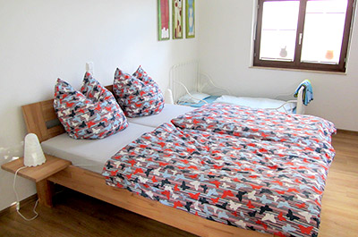 Wohnung Kastanienblick: Schlafzimmer mit Kinderbett