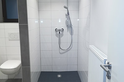 Wohnung Kastanienblick: Bad mit bodenebener Dusche und WC