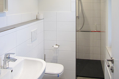 Wohnung Schöne Zeit: Bad mit bodenebener Dusche und WC