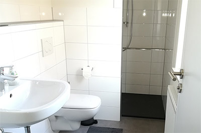 Wohnung Schöne Zeit: Bad mit bodenebener Dusche und WC